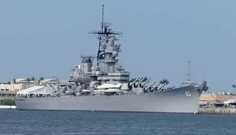 Bojová loď USS Missouri v historickom Pearl Harbor. Autor fotografie: Ľubor Šešera. Licencia: CC BY-SA 4.0.