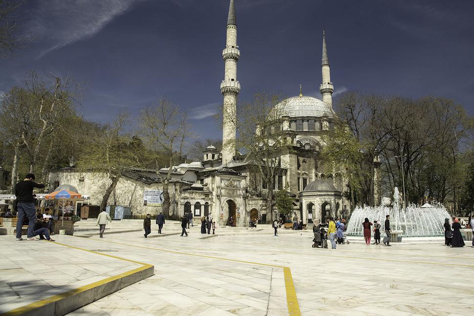 Eyüp Sultan Camii v objatí stromov