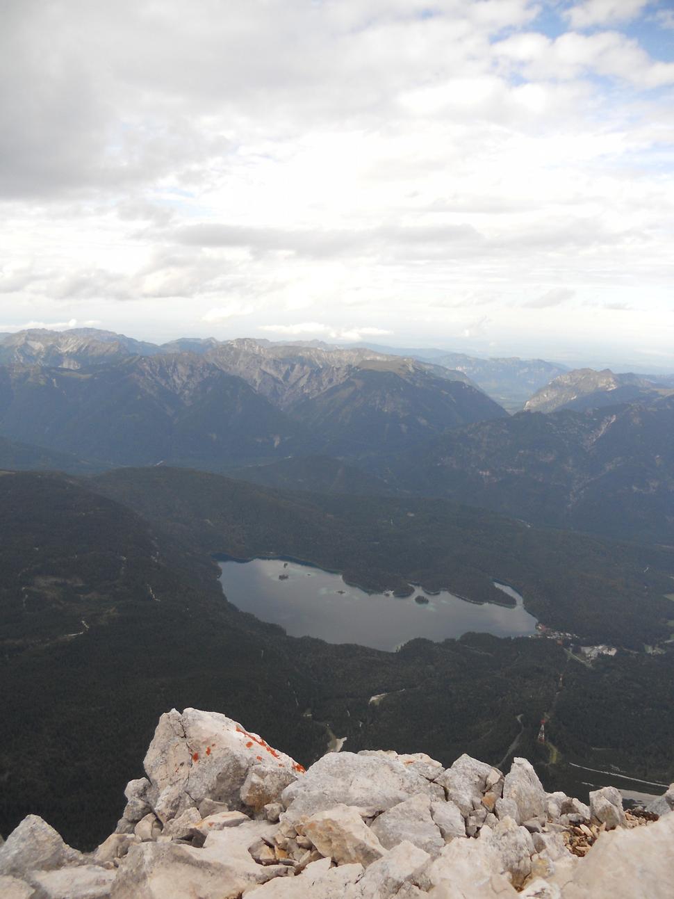 Výhľad ponad hrebeň na Eibsee