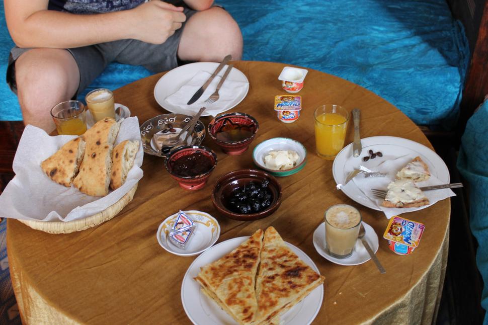 Naše raňajky. Marocká palacinka, olivy, chlieb, džús, neskôr priniesli aj omeletu.