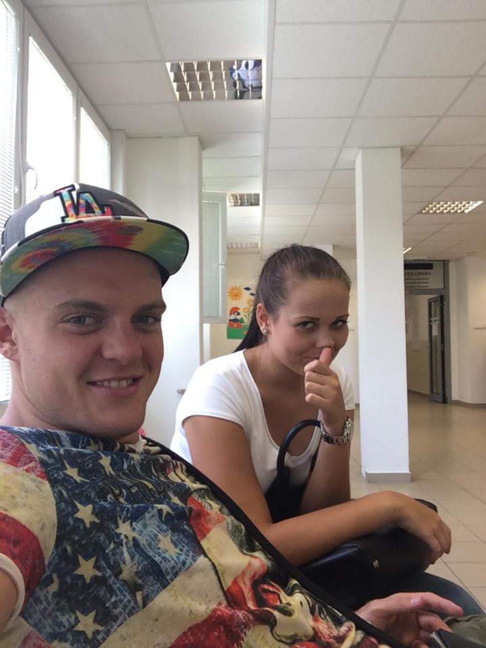 Moja priateľka Kristínka so mnou čaká na polícii, kde som si vybavoval medzinárodný vodičský preukaz