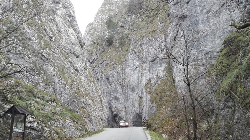 Cesta Manínskou úžinou.