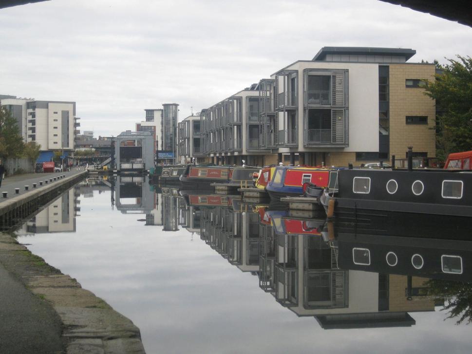 Kanál v Edinburghu, kde kotvia houseboaty.