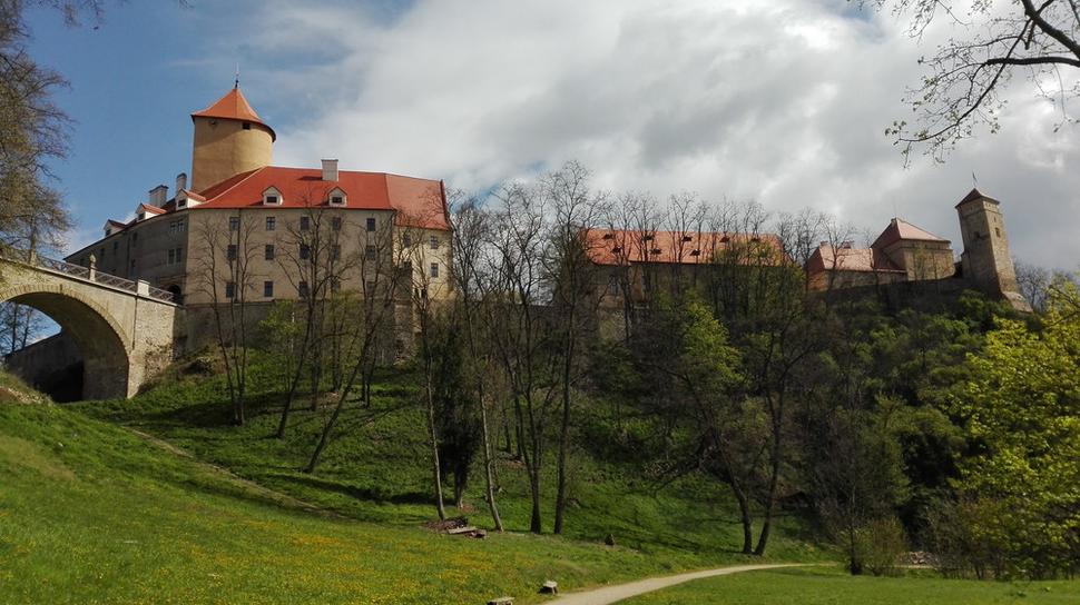 Romantický hrad obklopený prírodou.