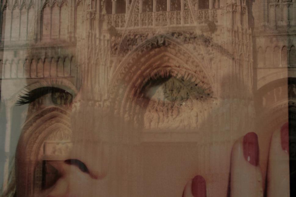 Fotosurrealizmus - časť priečelia Katedrály Notre-Dame, odrážajúca sa vo výklade obchodu s kozmetikou.