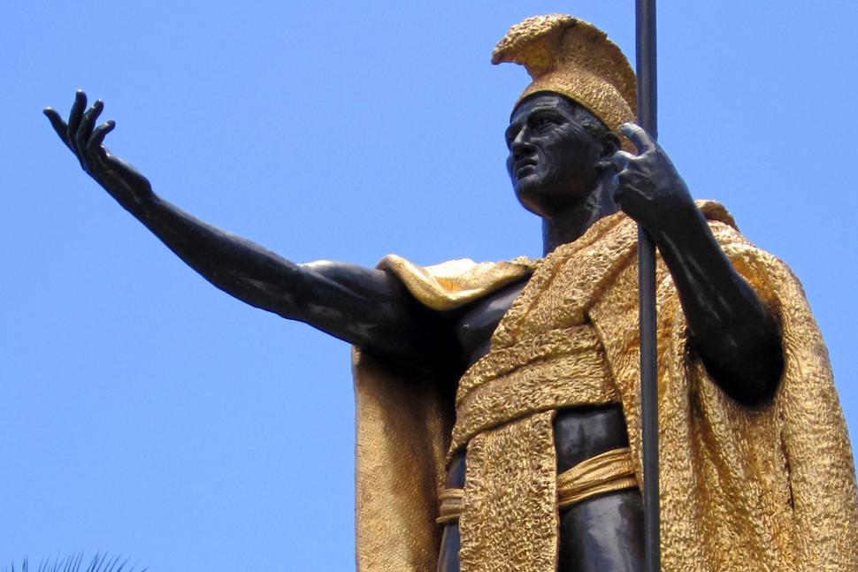 Socha Kamehamehu I v Honolulu. Autor: Wally Gobetz. Zdroj: https://www.flickr.com/photos/wallyg/4719674340/in/album-72157624167666111/. Licencia: CC BY-NC-ND 2.0.