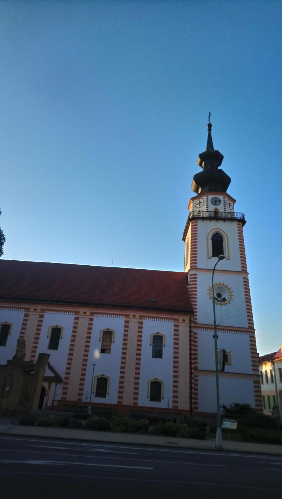 Kostolík v Myjave v ranných lúčoch slniečka
