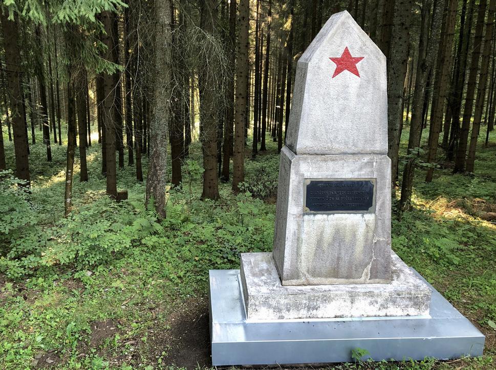 Pri smerovníku Tlstý Javor, pamätník na zasadenie Partizánskeho lesa, dňa 14.X.1956