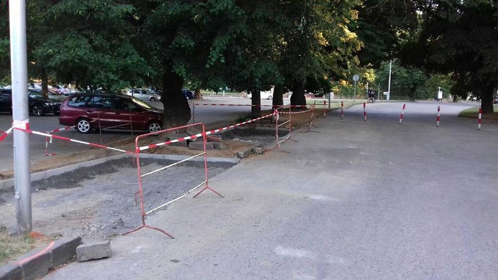 Budovanie stojanov v Mestskom parku na Sihoti