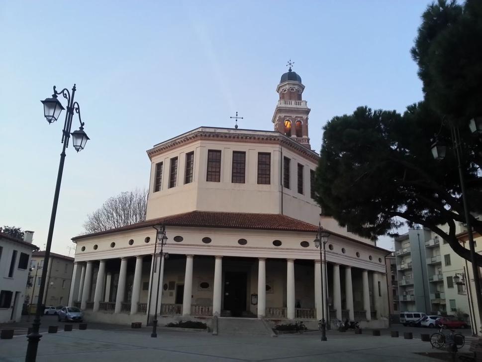 Kostol "La Rotonda" iné zdroje uvádzajú "Tempio Beata Vergine del Soccorso"