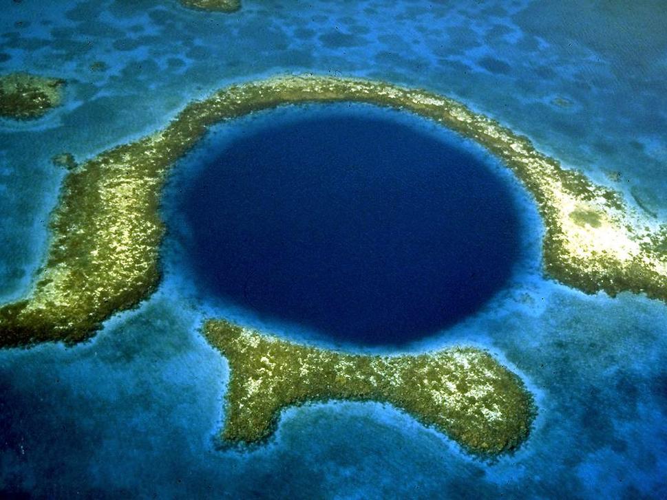Neďaleko Caye Caulker sa nachádza asi najznámejšia jaskyňa Blue Hole, vychýrené miesto pre potápačov.