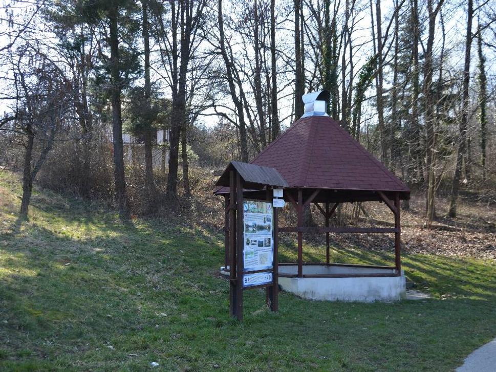 Začiatok náučného chodníka Zbojnicke studničky