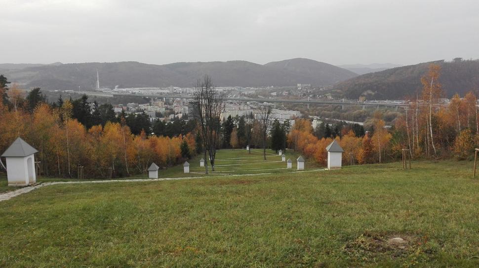 Na vrchole sa otvára široký výhľad na Považskú Bystricu.