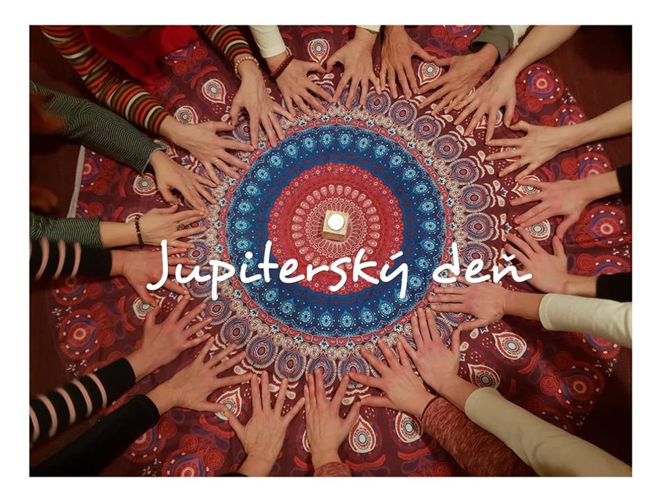 Fotografia rúk, ktoré vytvárajú srdiečka, vznikla na záver meditačného stretnutia v Liptovskom Hrádku. Momentálne sa nestretáme, ale spojenie ostalo.