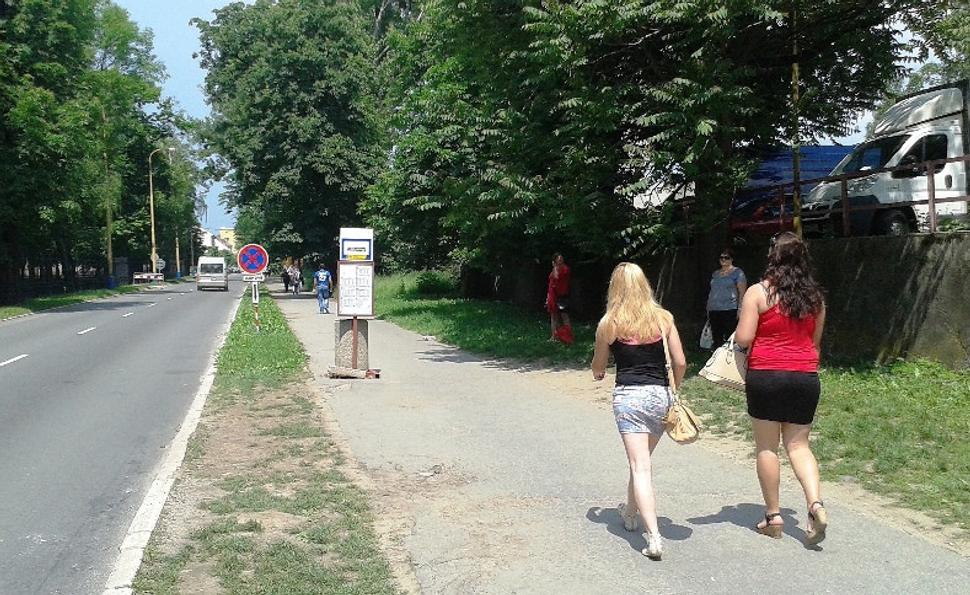 Takto vyzerá jedna z najfrekventovanejších v meste - k „hlavnej“ železničnej a autobusovej stanici prislúchajúca - zastávka MHD v druhom najväčšom meste krajiny v strede Európy.