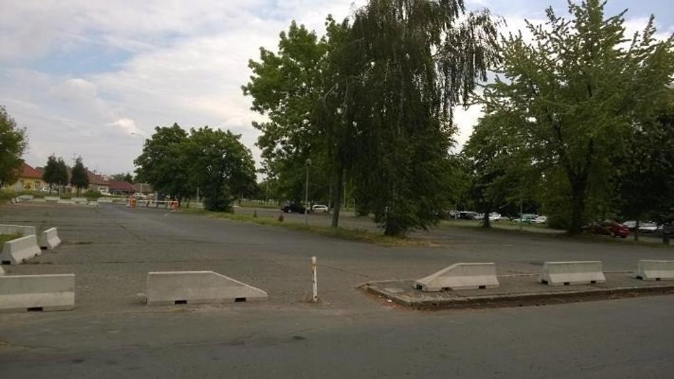 Poloprázdne platené parkovisko