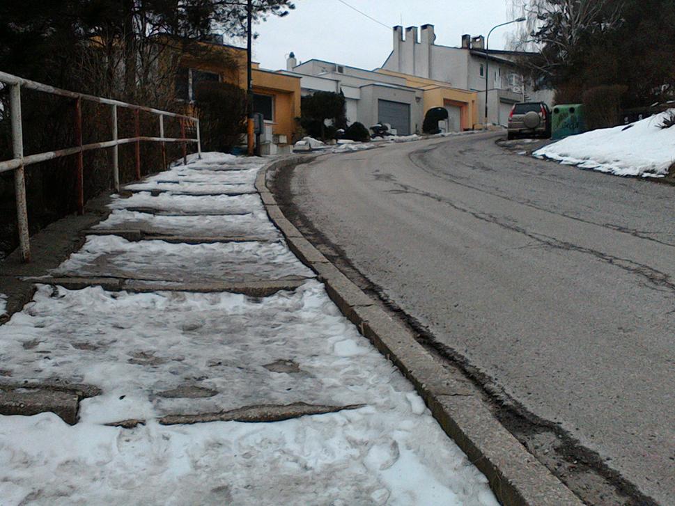Schodíkový, zamrznutý chodník.