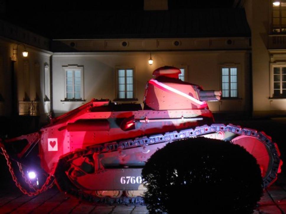 Tank z prvej svetovej vojny- vyrobený v Poľsku, neskôr sa dostal do ZSSR, tí ho darovali afganskému sultánovi a poľskí vojaci an misii v Afganistane ho objavili, následne ho Afganistan daroval naspäť PL