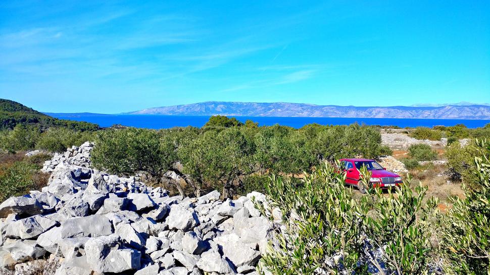 Typická stredozemná panoráma. Pri oberaní olív som si uvedomil, že tá rozprávková jednoduchosť, ale i ťažkosť ostrovného života sú veľmi krásne a príťažlivé