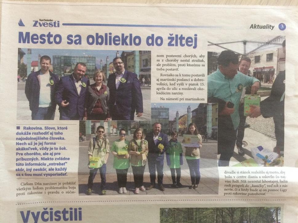 Fotografia zachytávajúca článok "Mesto sa oblieklo do žltej" z tretej strany májového vydania bezplatných schránkových novín Turčianske Zvesti