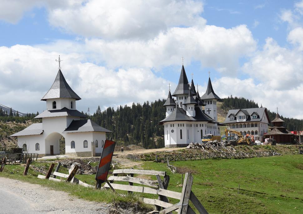 kláštor Monasterio de Prislop, v horách
