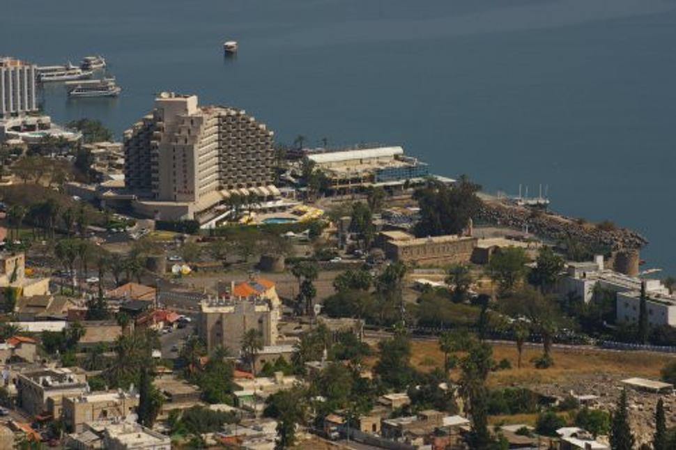 Hotel Leonardo asi stojí na mieste križiackej pevnosti. Pred ním zvyšky tiberiadských stredovekých hradieb, vpravo grécko-ortodoxný kláštor.