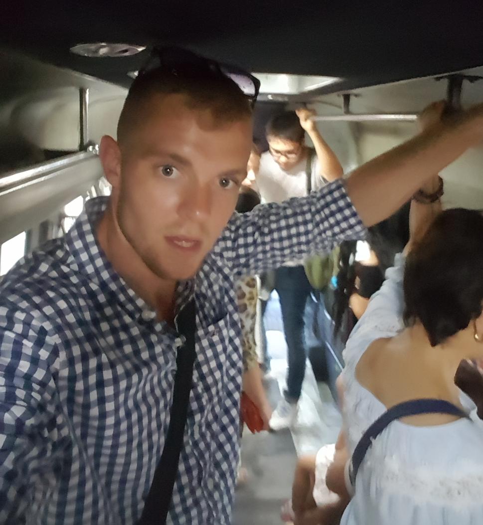 takto som si po nociach cestoval na maršrútkach (mikrobus)