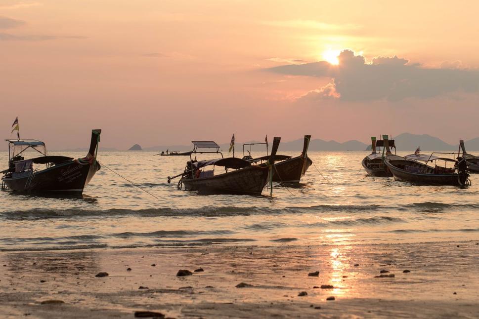 Západ slnka vyhráva Ao Nang Beach! Žiaľ to je asi všetko, hluk z lodí, čúrajúce psy, rozbahnená voda a tisícky turistov výrazne znepríjemnujú pobyt na najpopulárnejšej pláži