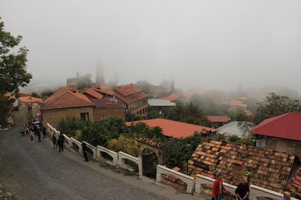 Mesto Signaghi bolo zahalené hmlou.