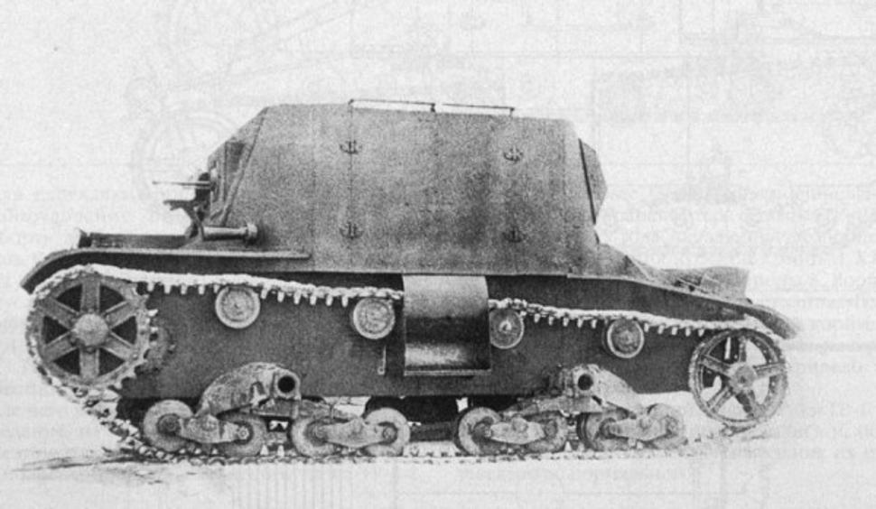 TR-4, mezi druhou a třetí podpěrnou kladkou pásu je viditelný nouzový výlez