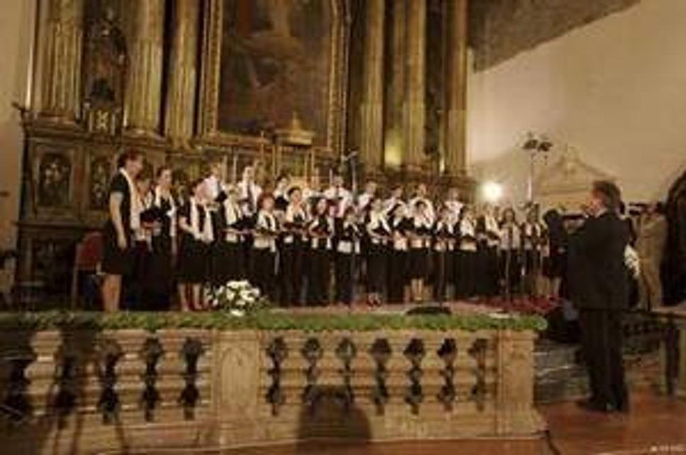 Toto nie je portugalský spevokol, ale zbor Chorus Salvatoris pri benefičnom koncerte v jezuitskom kostole v Bratislave