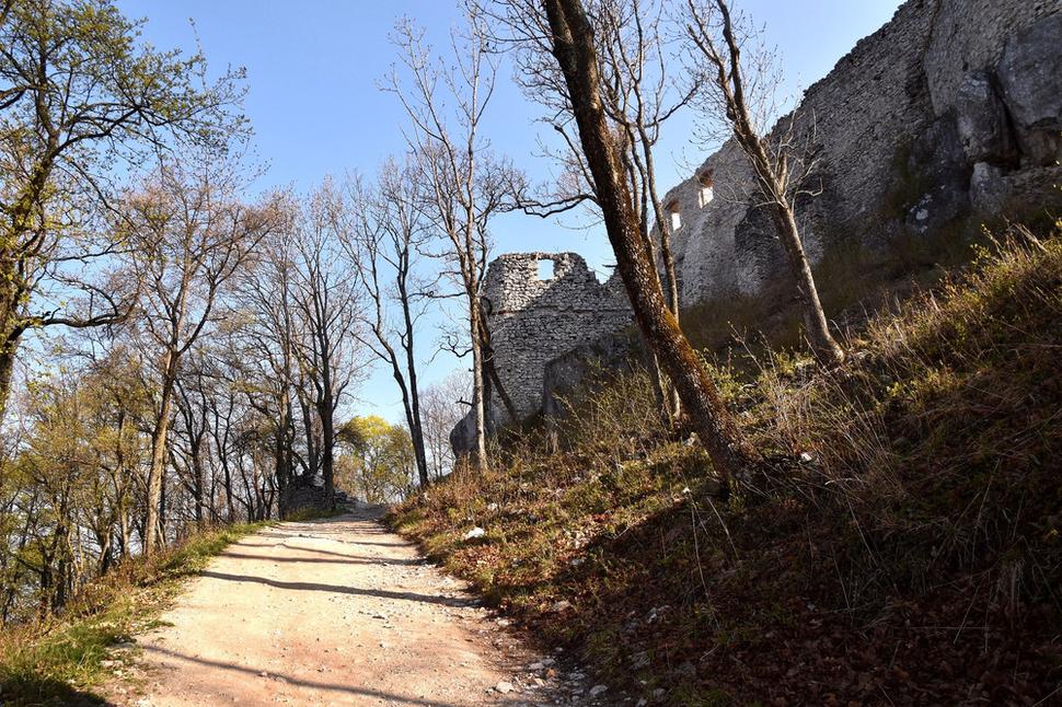 chodník k vstupu na hrad