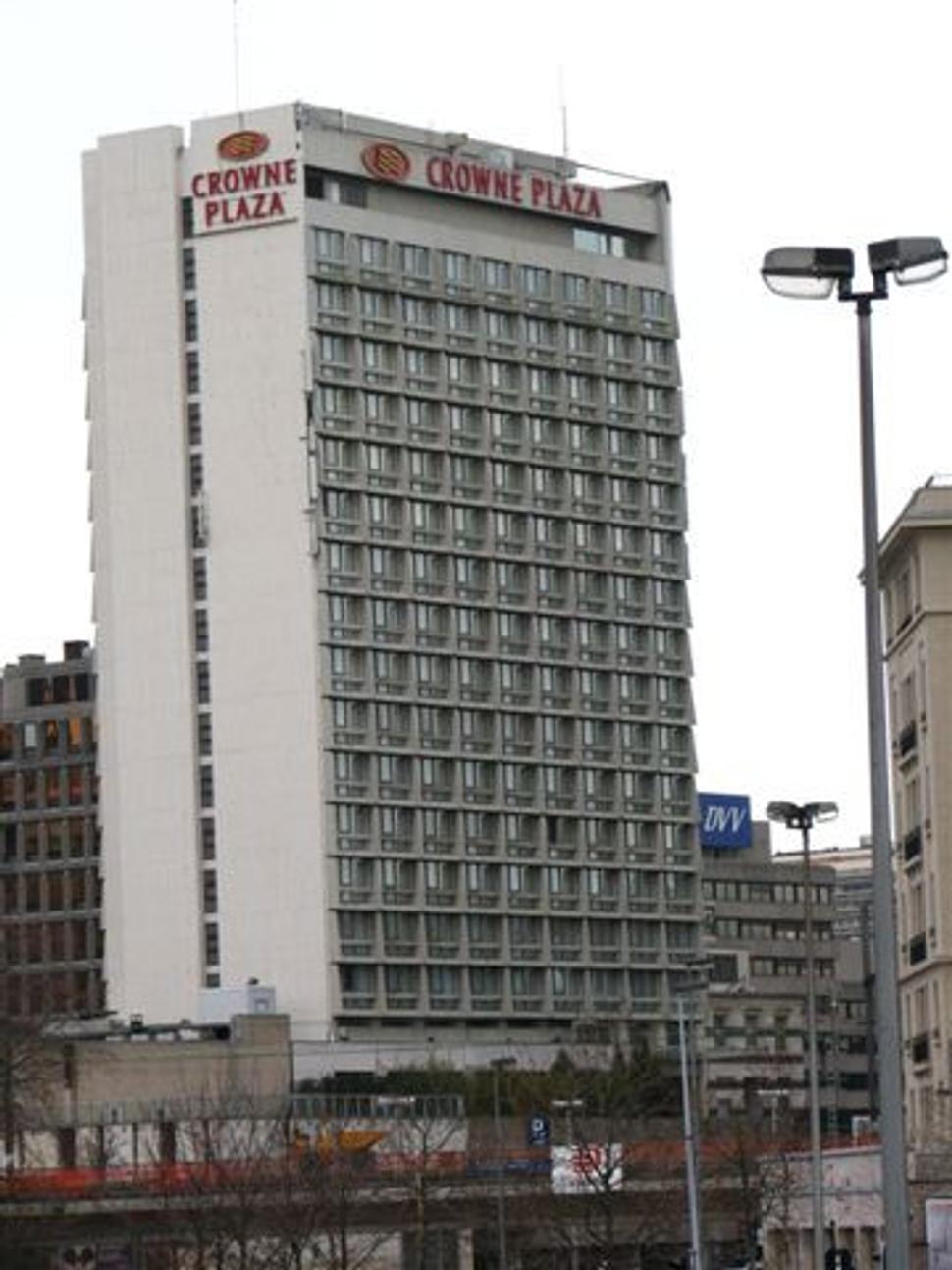 Corwne Plaza - mate chut si rezervovat izbu?