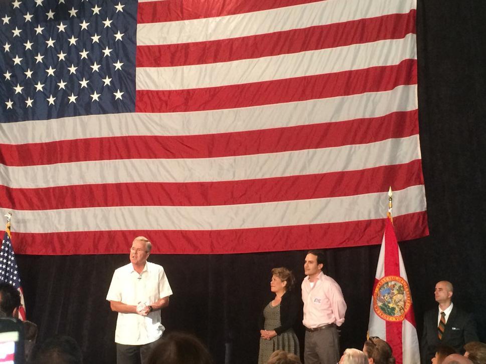 Jeb Bush, v pozadi Columba a Jeb Jr.