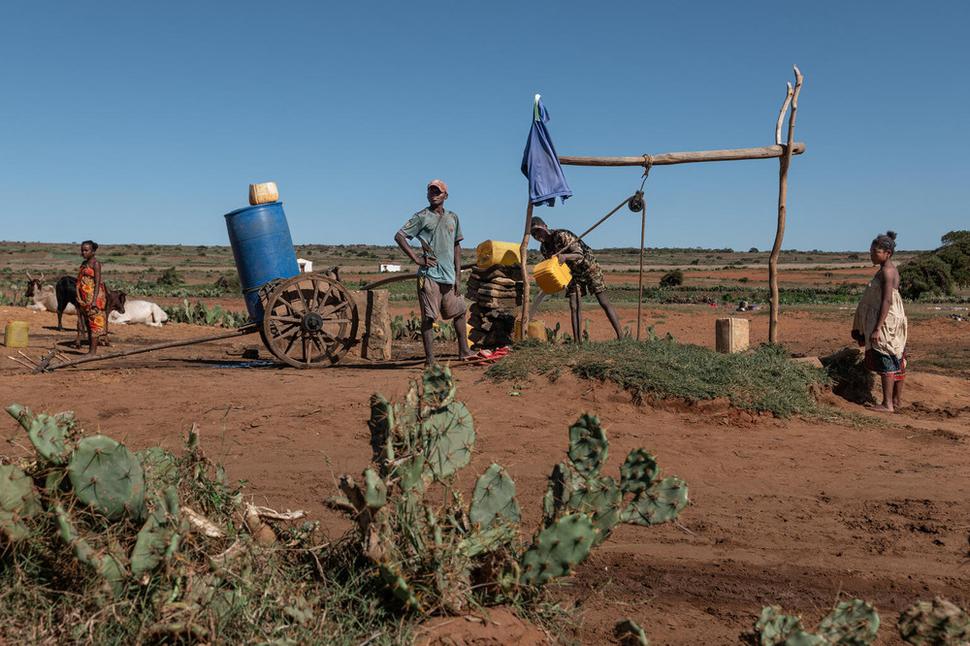 Obchodníci s vodou v meste Ambovombe (jún 2022). Južný Madagaskar je suchý, chudobný región, kde žijú prevažne farmári a pastieri dobytka. Cena 20l vody sa odvíja od vzdialenosti k najbližšiemu zdroju vody a pohybuje sa od 0,20 do 0,50 USD.