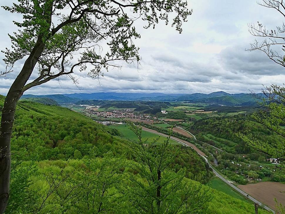 Pohľad z Kopy na Slovenskú Ľupču a Horný diel (Vartu) nad Banskou Bystricou. Na vrchole Kopy nie sú viditeľné ostatky vartovky.
