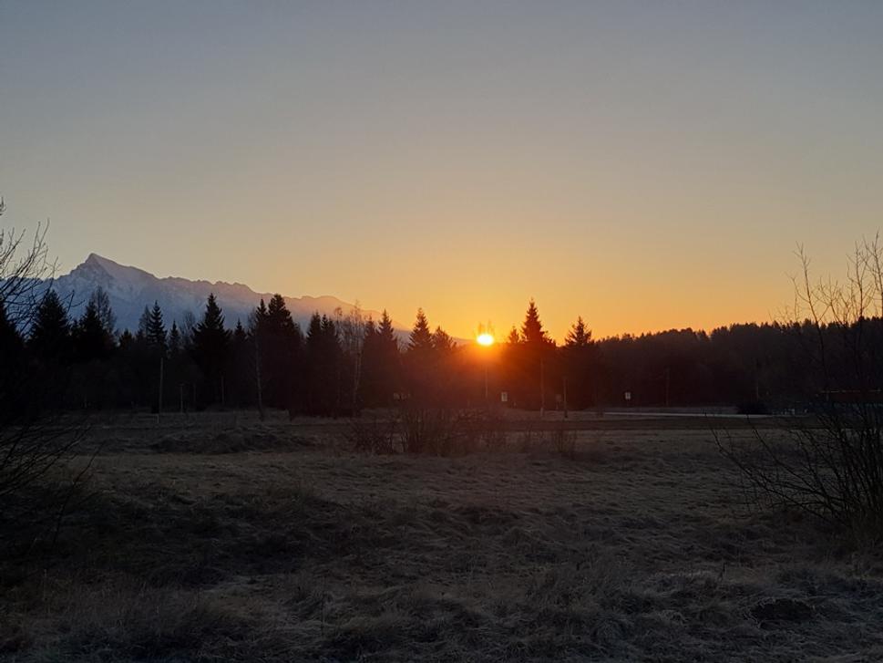 Slnko jedným očkom nazrelo na svet spoza nohy Kriváňa 5.4.2020.