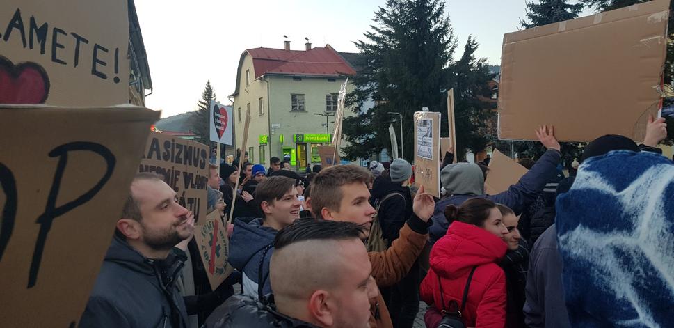 Foto z antifašistického protestu v KnM.