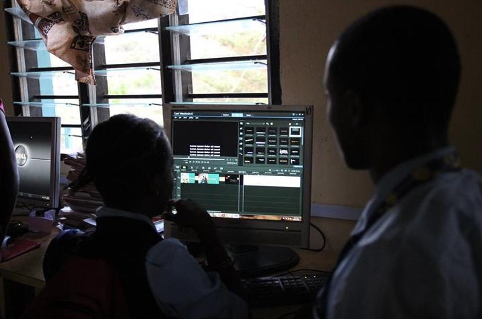 Študenti sa učia robiť v Corel Video Studio, PJ Mwangola Secondary School