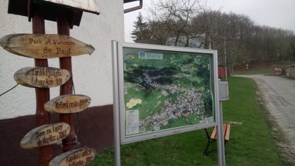 orientačná tabuľa v obci Mojtín