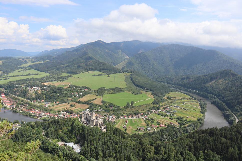 Rieka Váh a najdôležitejšia cestná a železničná tepna vedú popri sebe aj pod hradom Strečno.
