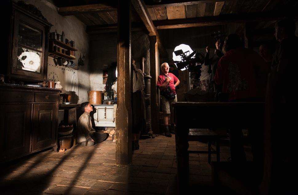 • Záber z nakrúcania filmu Pomaľované vtáča v štúdiách RTVS. •