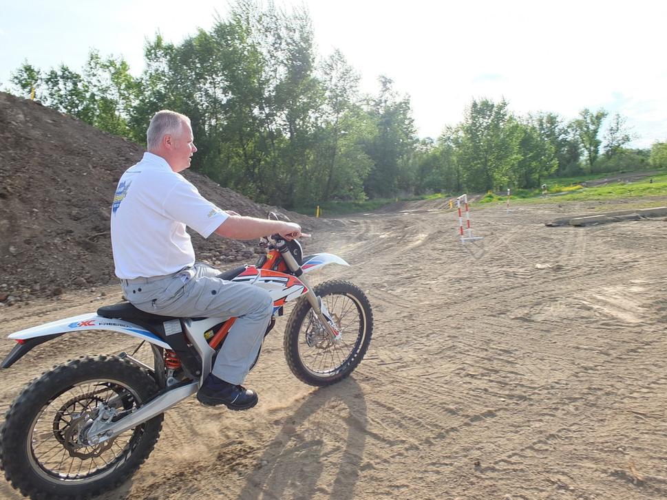 Nehlučná, ekologická, s parádnym výkonom. Bude sa v budúcnosti športovať výhradne s týmito mašinami? Športoviská sa potom budú môcť priblížiť k mestám, čo dnes pre nadmerné emisie hluku od benzínových strojov nie je možné.