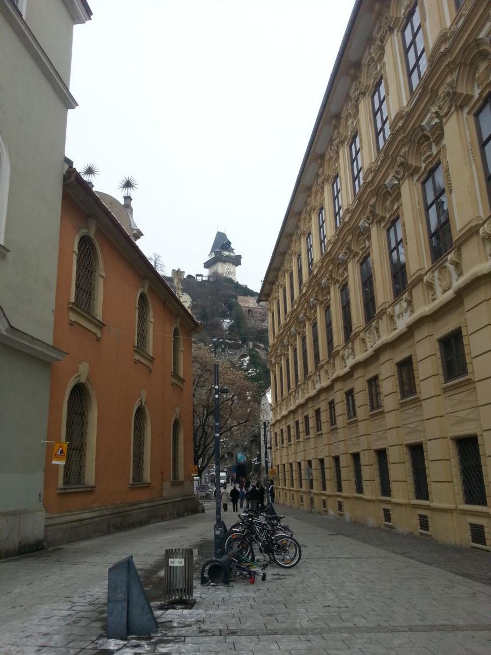 Schlossberg. Pevnosť na kopci nebola nikdy dobytá, dosť podstatne ju však zničili Napoleonské vojská.