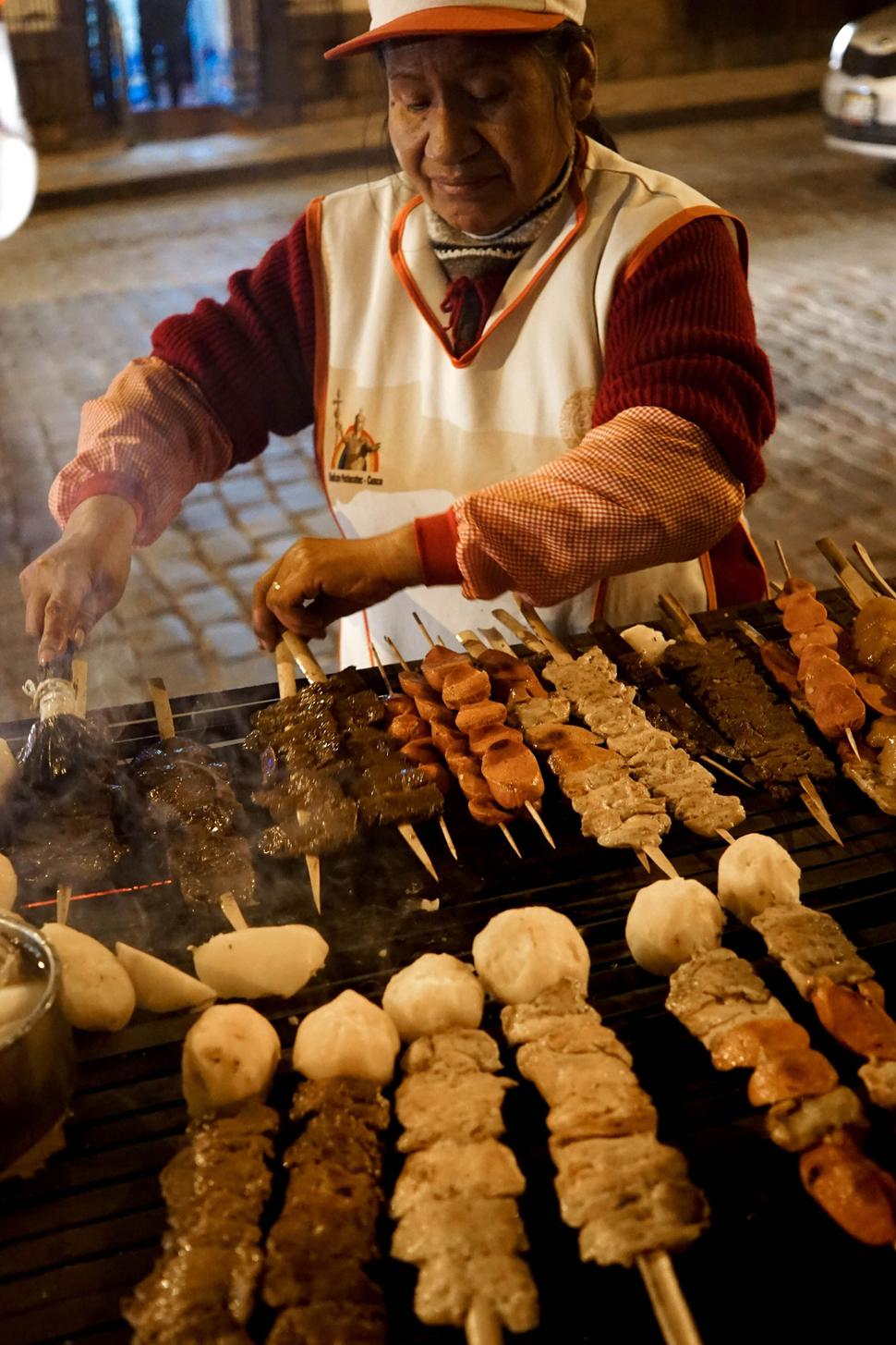 Anticuchos de corazón. Grilované srdcia.