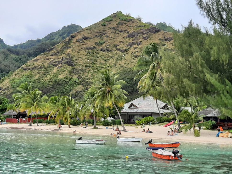 Pláž na ostrove Moorea uprostred vrcholiacej zimy. Autor: Eleonóra Šešerová, licencia: CC BY-SA 4.0