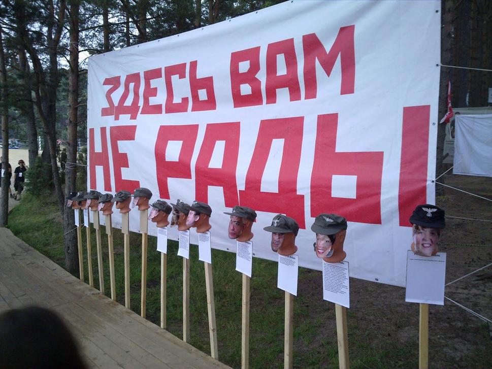 Transparent venovaný „hlavám napichnutých na kôl“ ochrancov práv: „Nie ste tu vítaní“ - mládežnícke inovatívne fórum