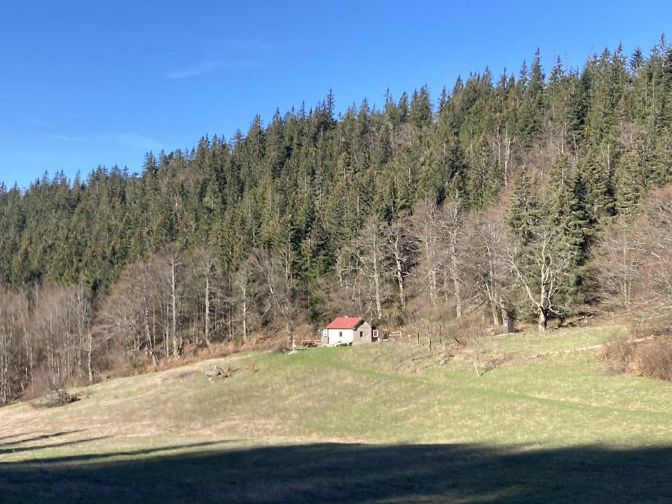 Útulňa pod Kečkou v ranných lúčoch