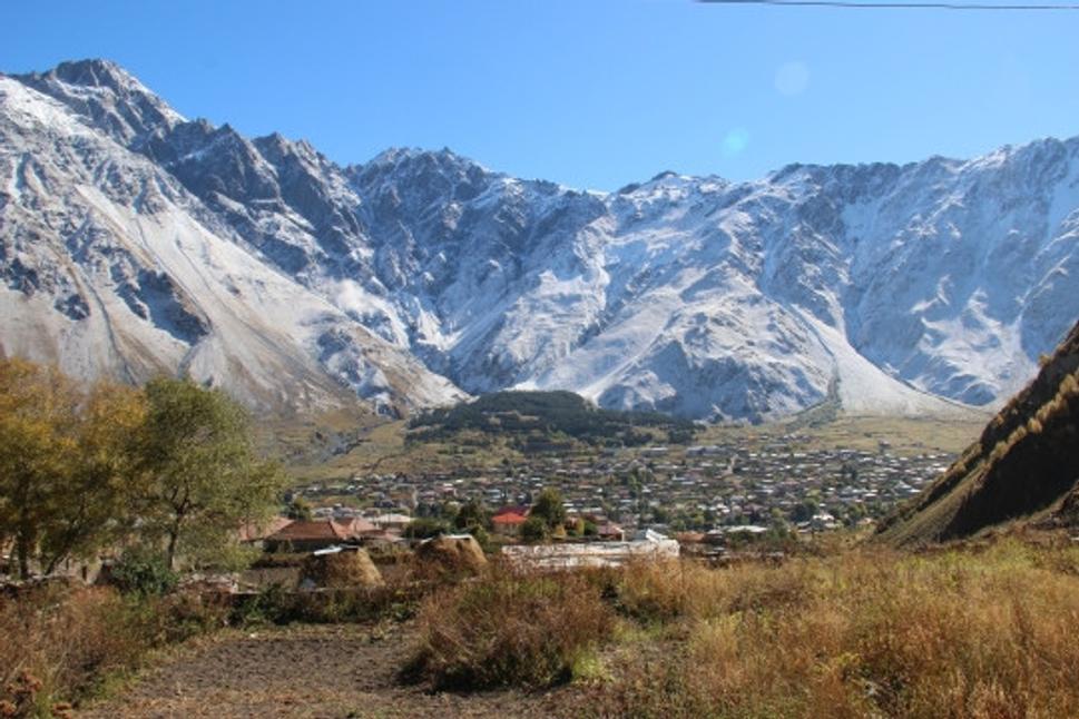 Pohľad na horské mestečko Kazbegi