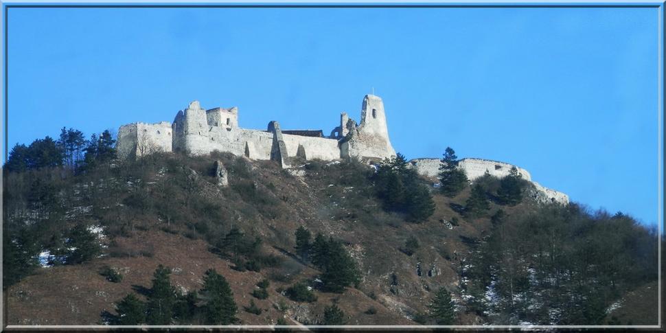 Čachtický hrad (opr. z vlak) z vlaku
